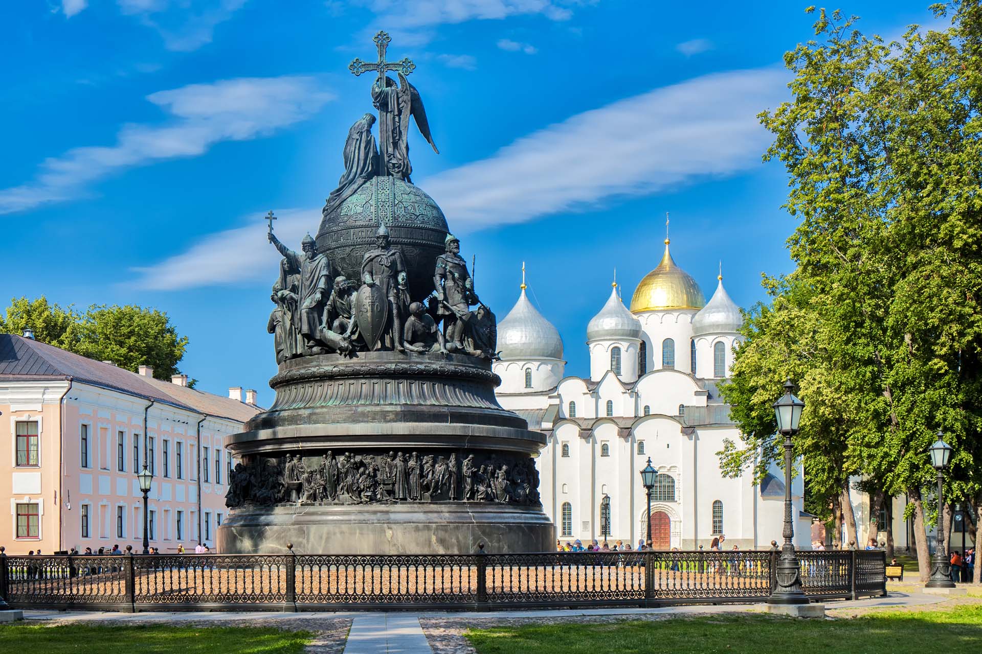 В 17 веке созданные россии памятники. Памятник тысячелетие России Великий Новгород. Новгород Великий памятник тысячелетие России 1862. Великий Новгород Кремль памятник тысячелетие России.